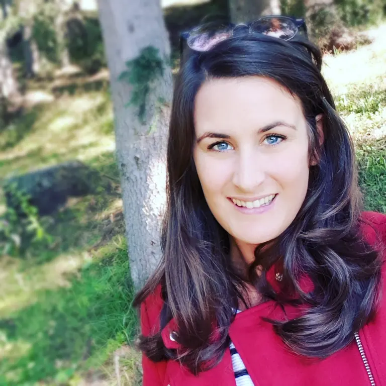 Portrait d’Alicia Dallery, praticienne en soins énergétiques, breathwork et constellations familiales